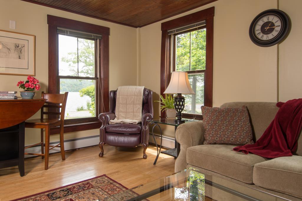 Lake House At Ferry Point Sanbornton Rom bilde